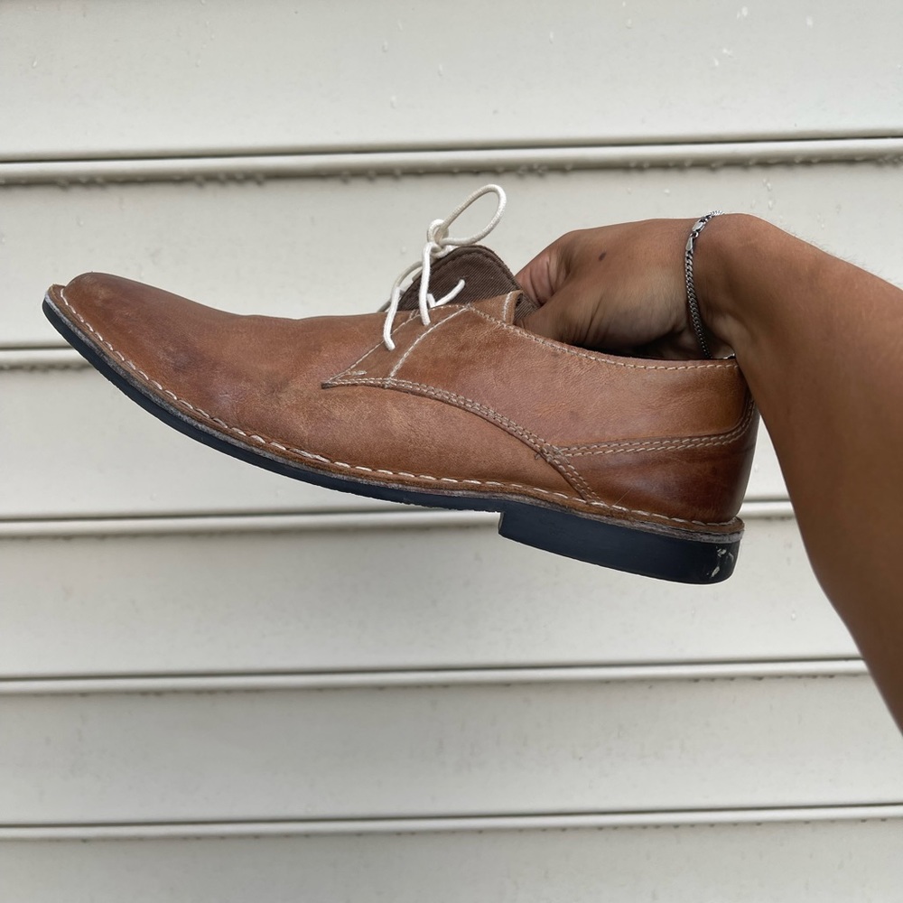 RED TAPE LIGHT BROWN DRESS SHOE. CONDITION IS USED. SZ 11.